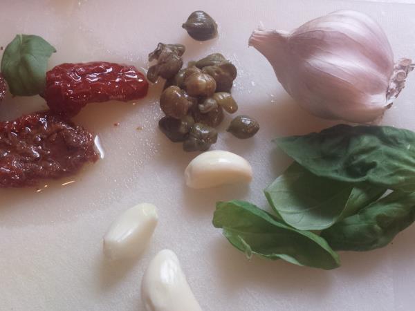 Milanski špageti z vloženim posušenim paradižnikom